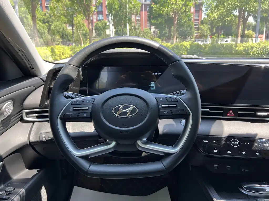Hyundai Elantra 2023 — фото 13
