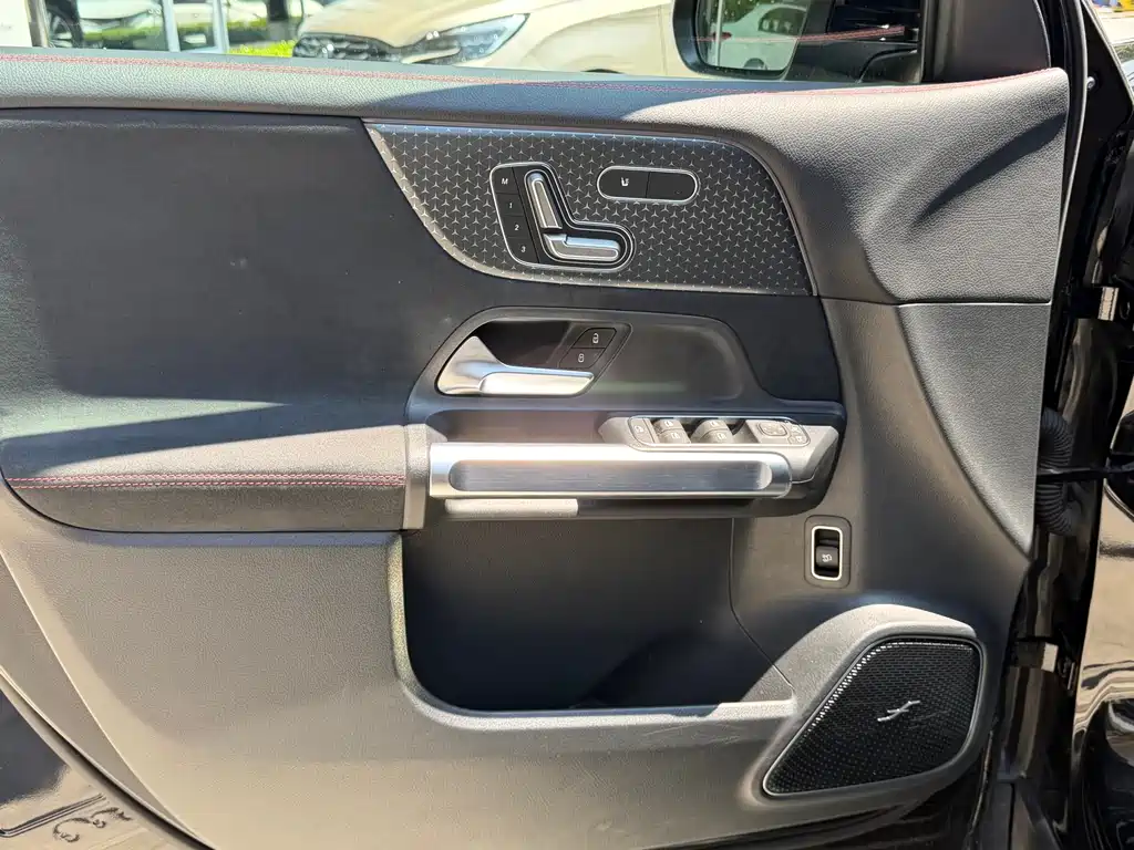 Mercedes-Benz GLB AMG 2025 — фото 11