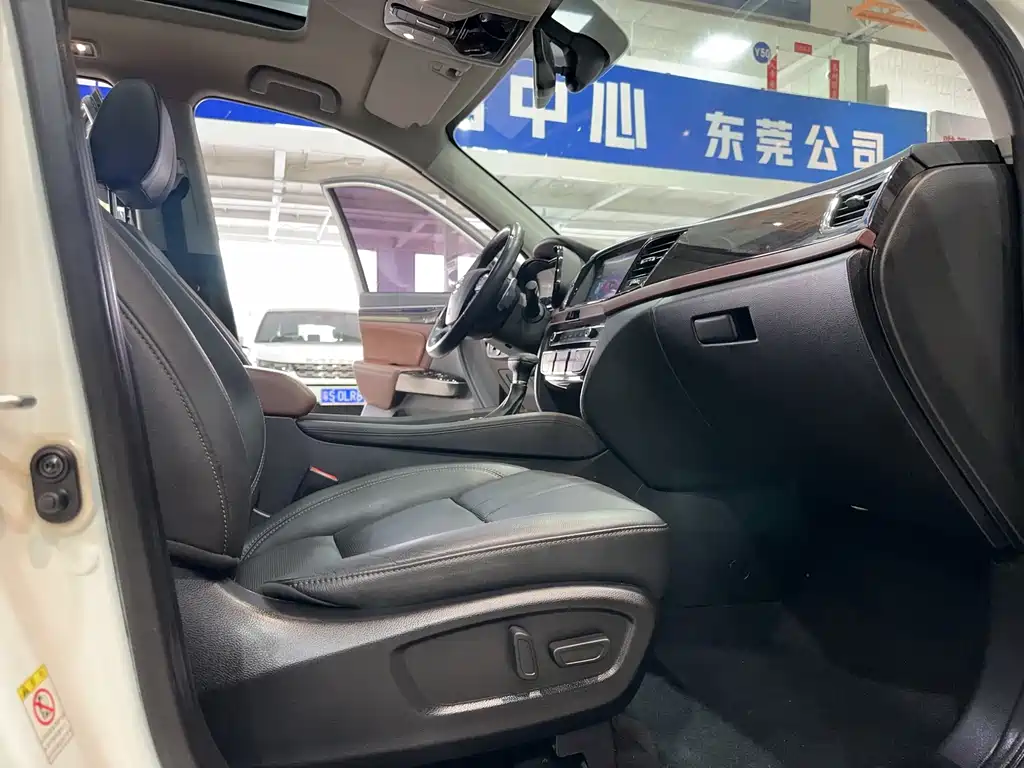 GAC Motor Trumpchi GS8 2017 — фото 16