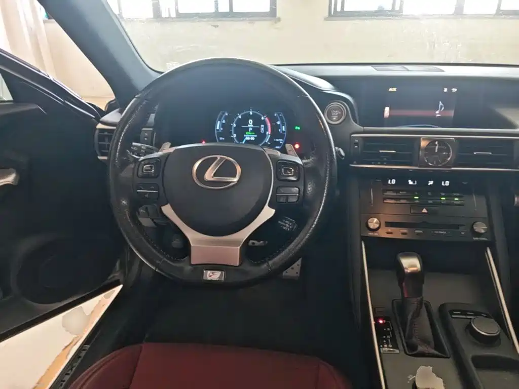 Lexus IS 2018 — фото 11