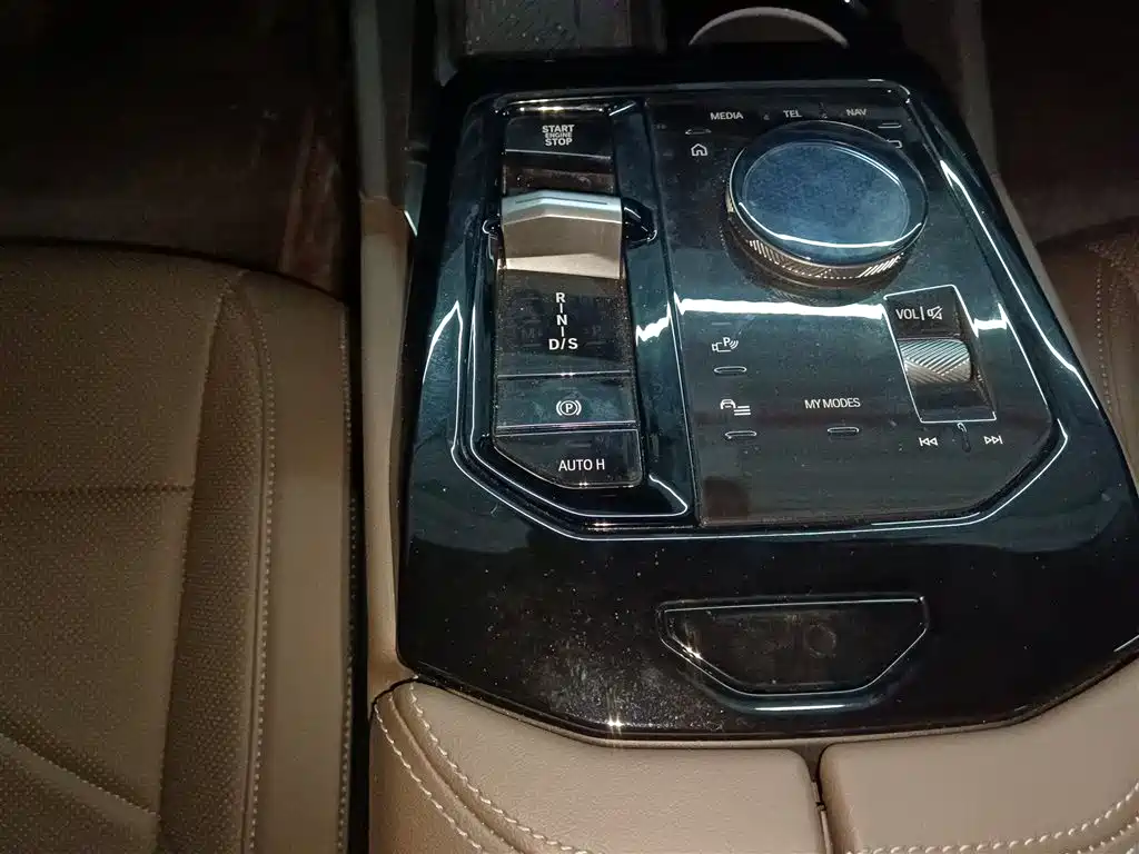 BMW 5 Series 2025 — фото 10