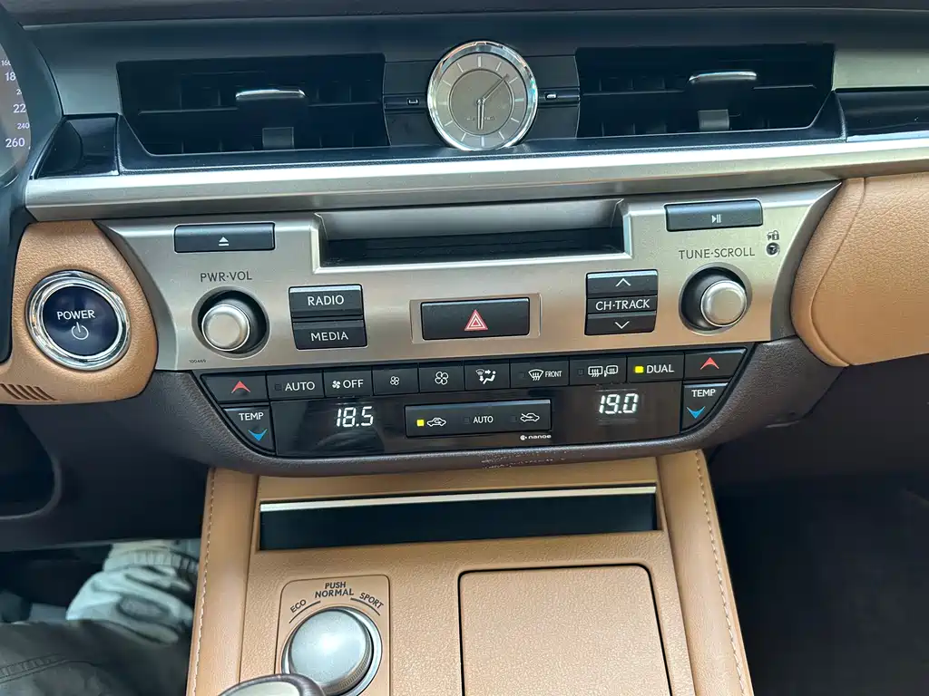 Lexus ES 2016 — фото 14