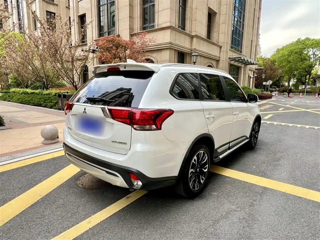 Mitsubishi Outlander 2021 — фото 24