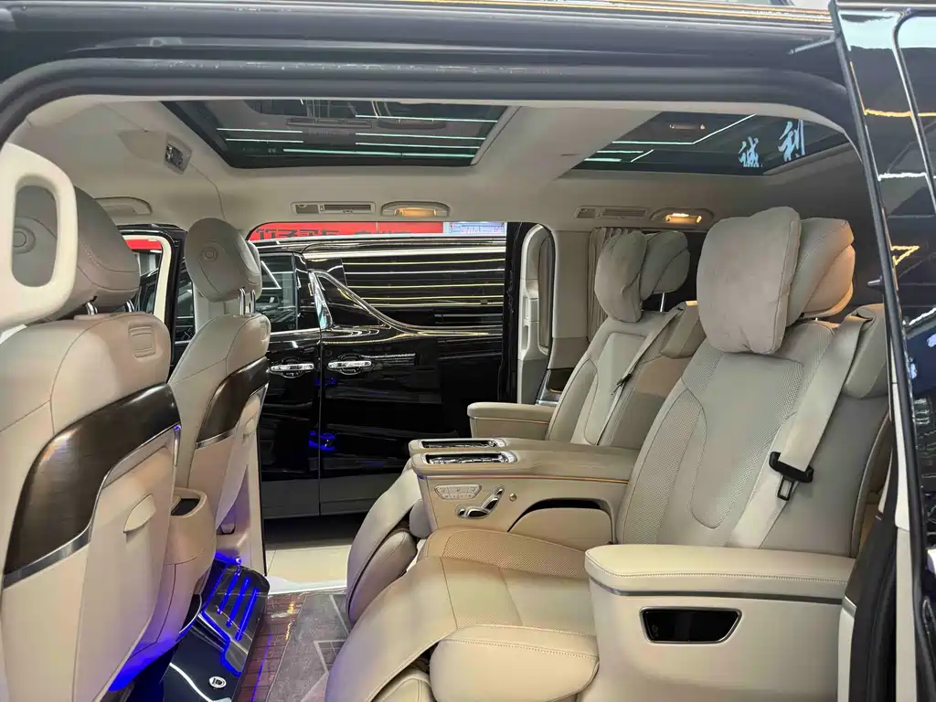 Mercedes-Benz V-Class 2023 — фото 9