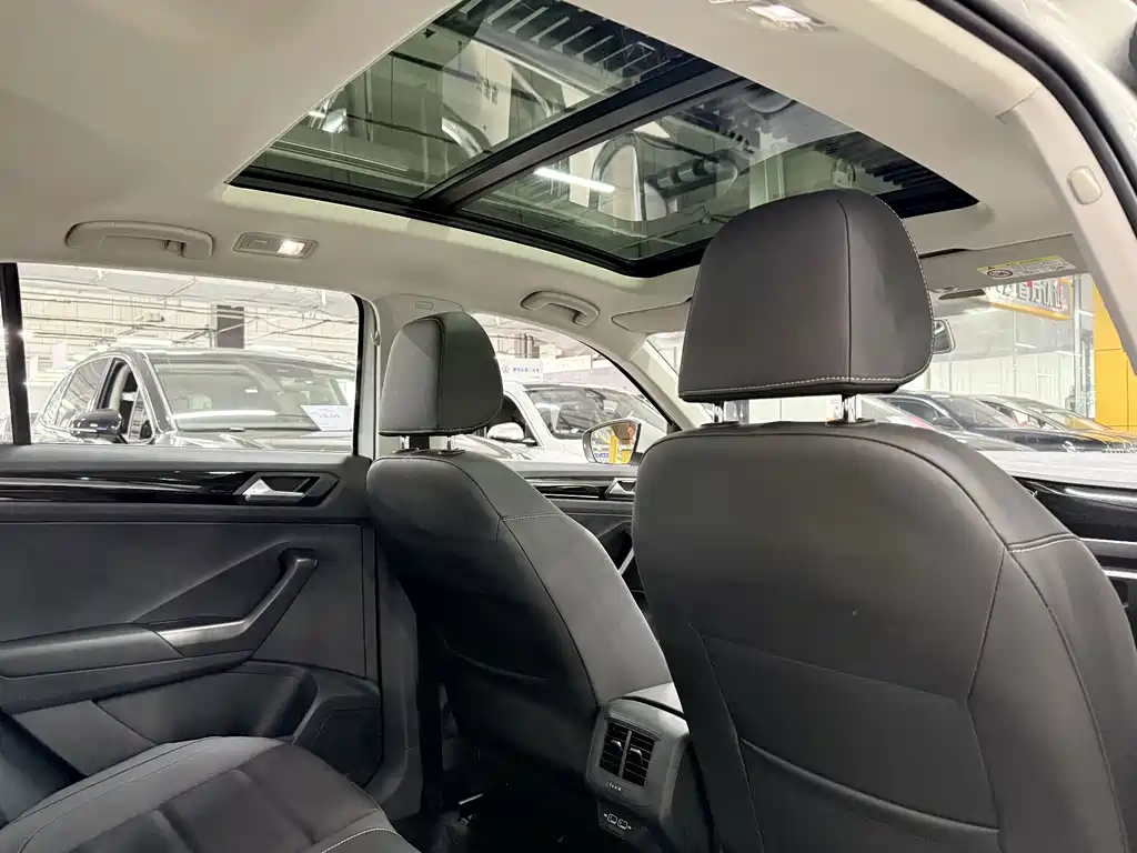 Volkswagen T-Roc 2023 — фото 10
