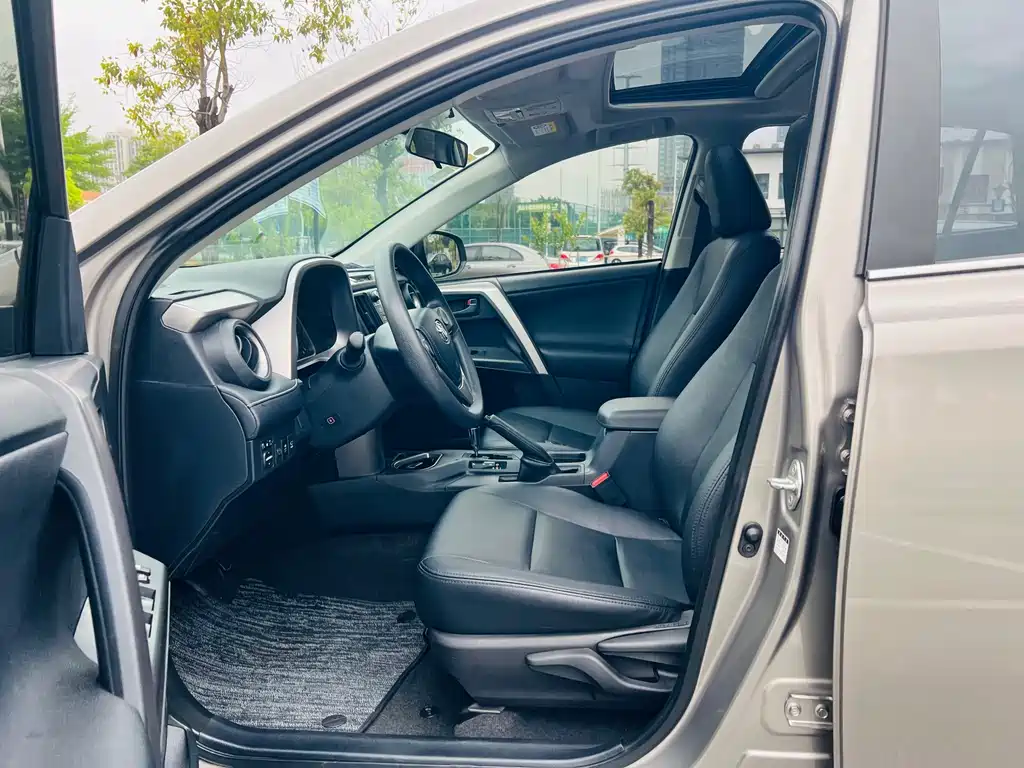 Toyota RAV4 2019 — фото 11