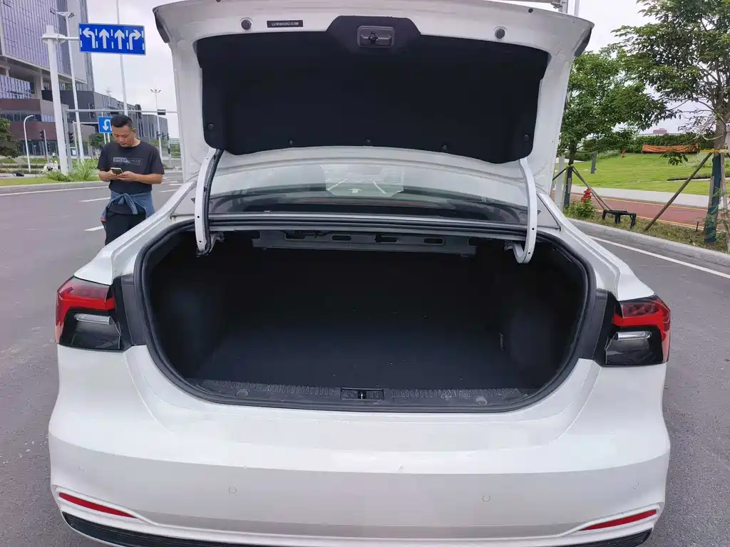Roewe i6 MAX New Energy 2023 — фото 11