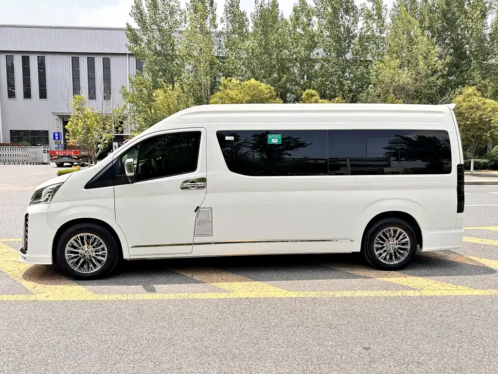 Toyota Hiace 2025 — фото 33
