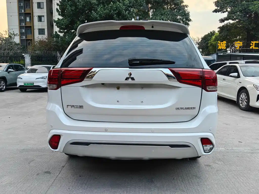 Mitsubishi Outlander 2021 — фото 11