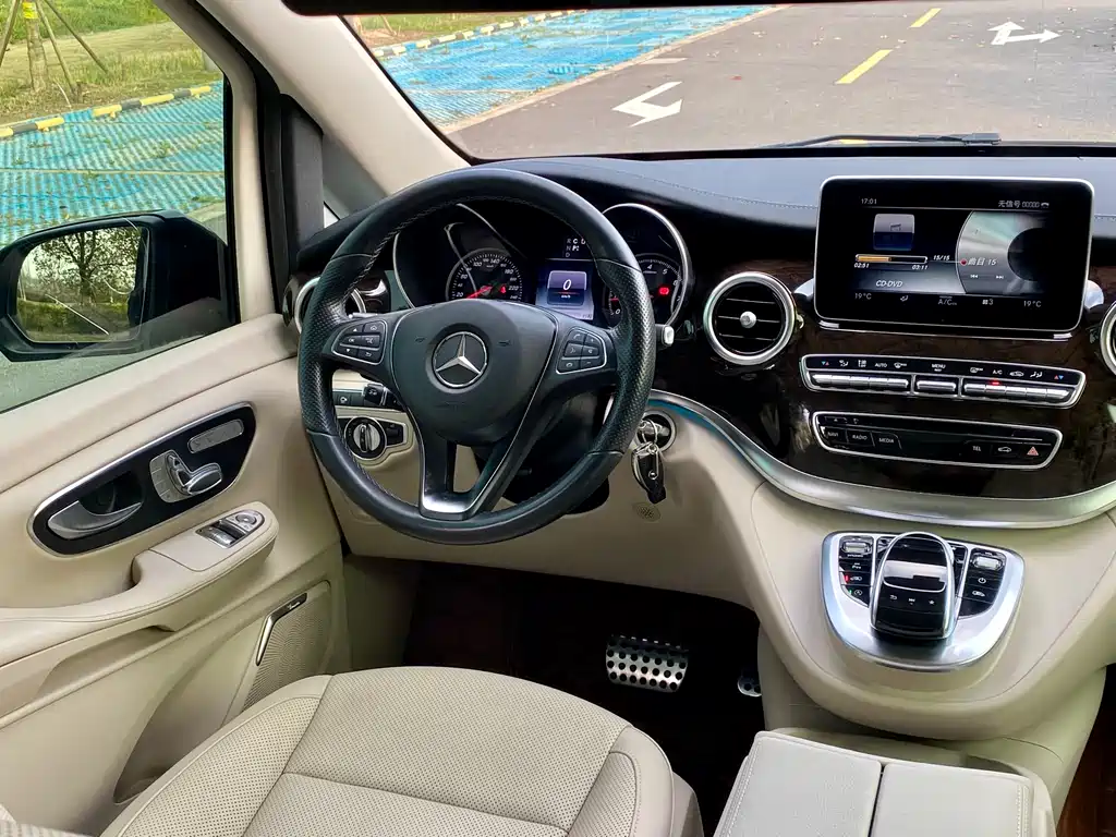 Mercedes-Benz V-Class 2017 — фото 25