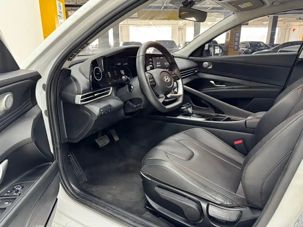 Hyundai Elantra 2023 — фото 11