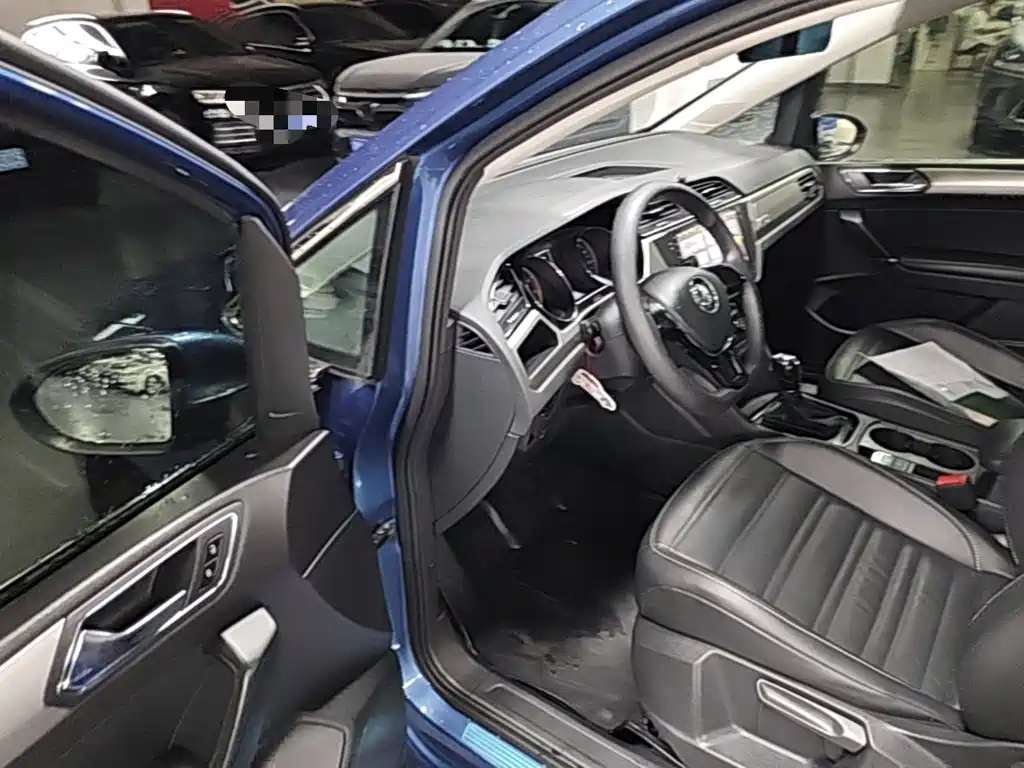 Volkswagen Touran 2017 — фото 16