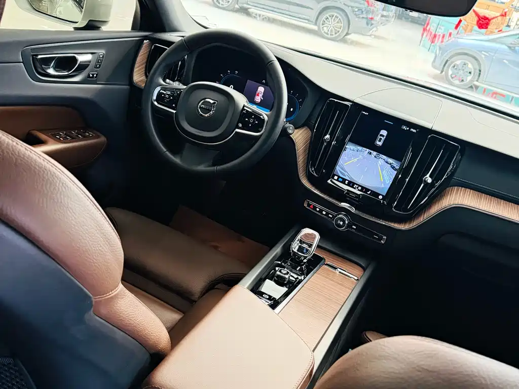 Volvo XC60 2022 — фото 10