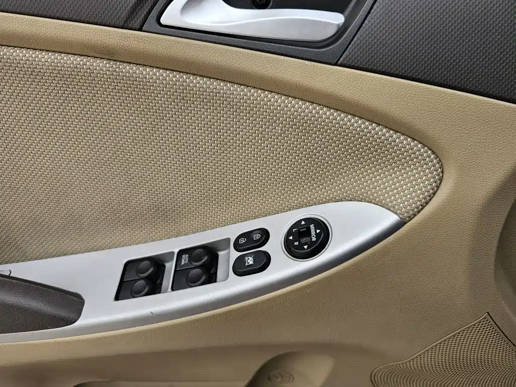 Hyundai Verna 2012 — фото 11