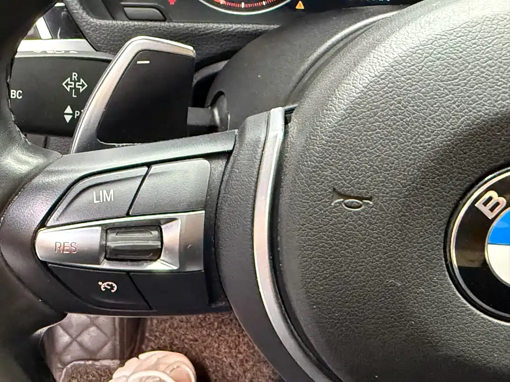 BMW 3 Series 2018 — фото 19