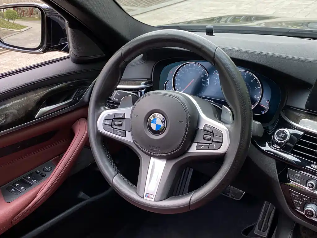 BMW 5 Series 2018 — фото 18