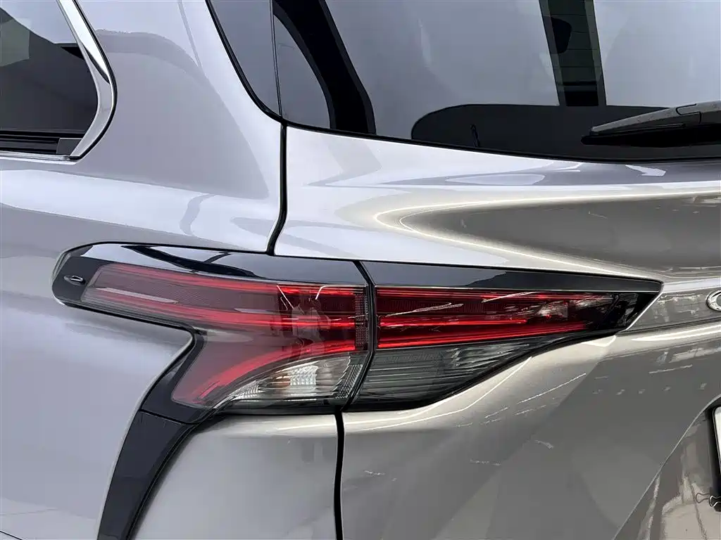 Toyota Granvia 2023 — фото 10
