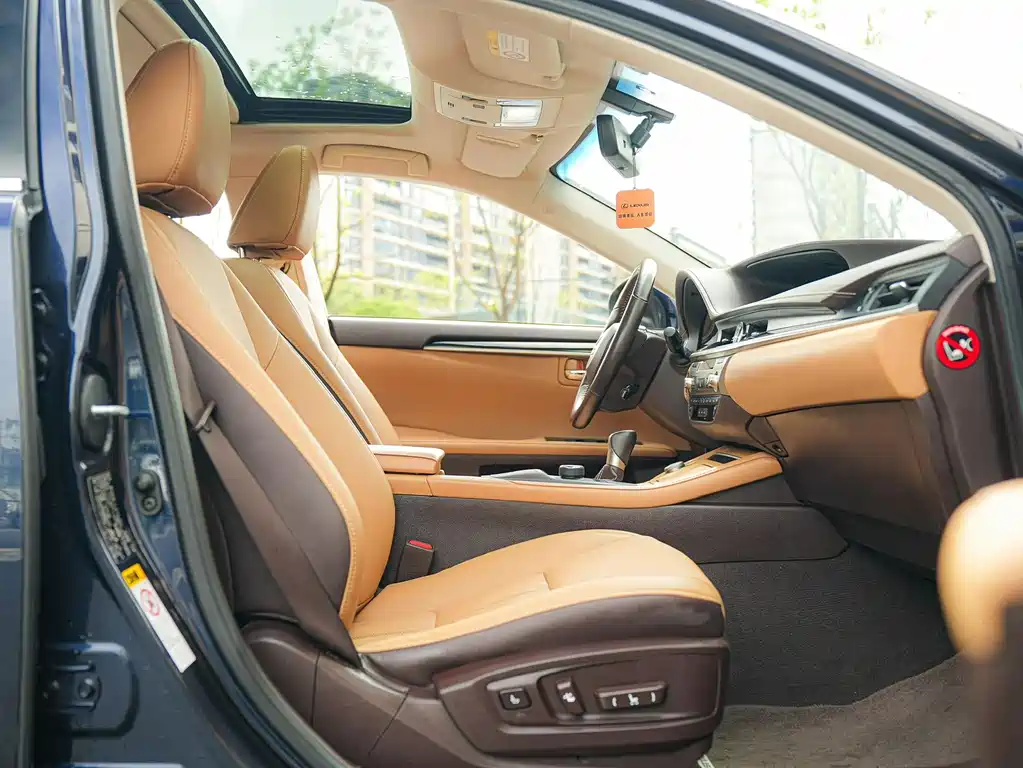 Lexus ES 2018 — фото 12