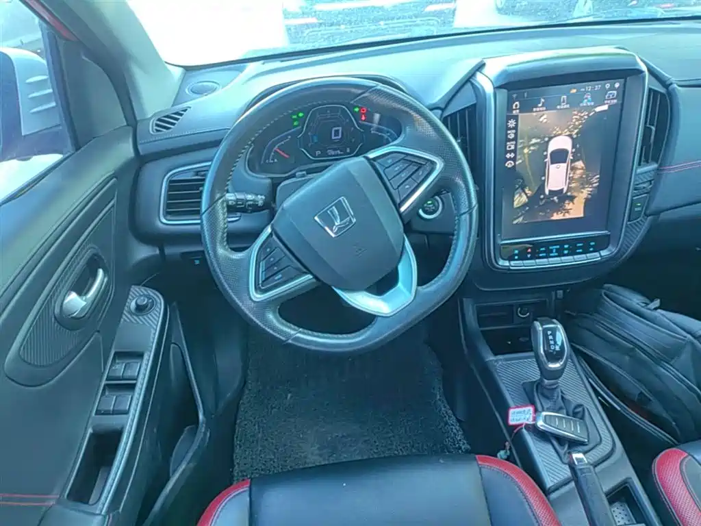 Luxgen U5 SUV 2018 — фото 11