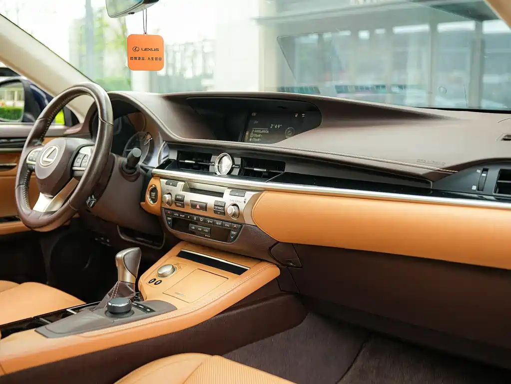 Lexus ES 2018 — фото 11