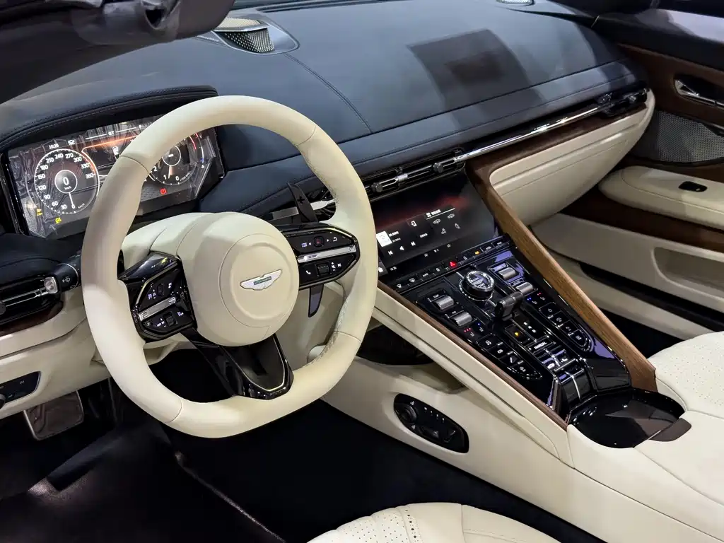 Aston Martin DB12 — фото 15