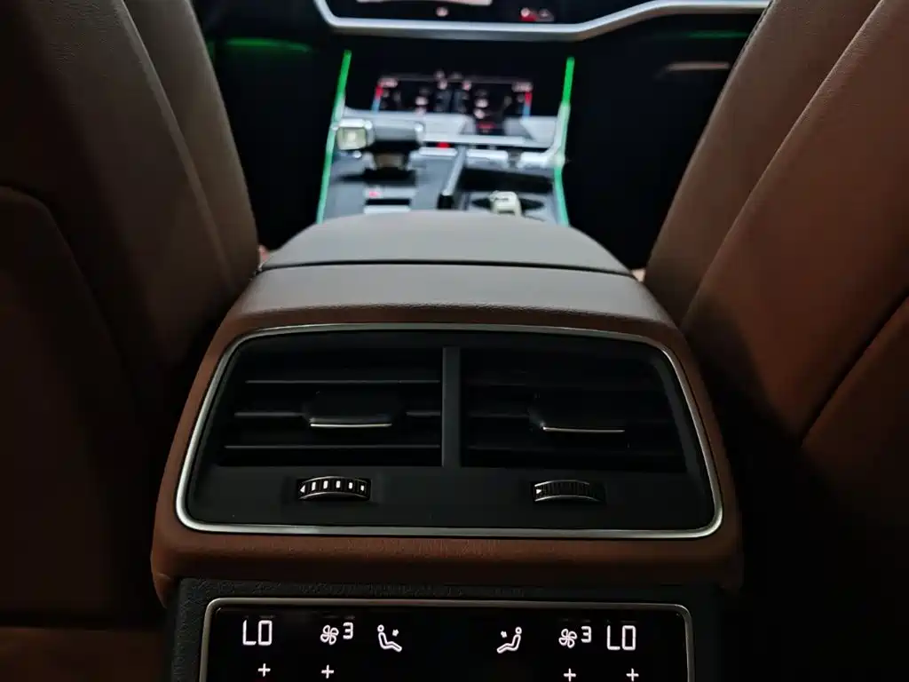Audi A7L 2024 — фото 16
