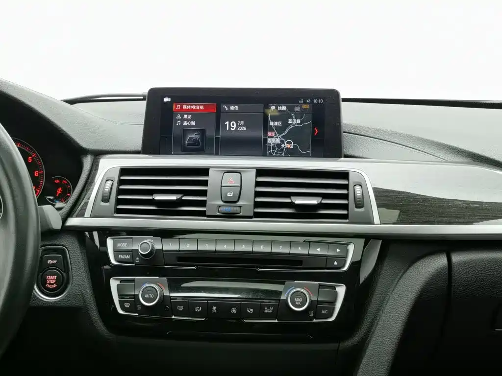 BMW 3 Series 2018 — фото 12