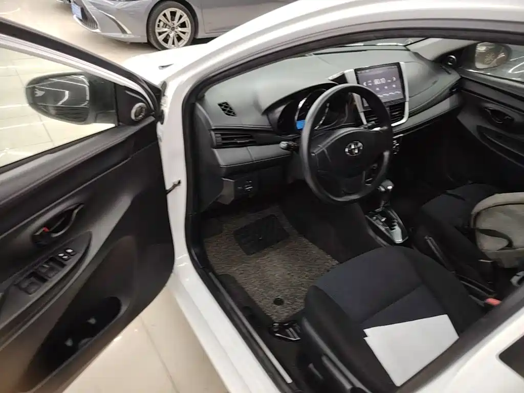 Toyota Yaris L 2017 — фото 16