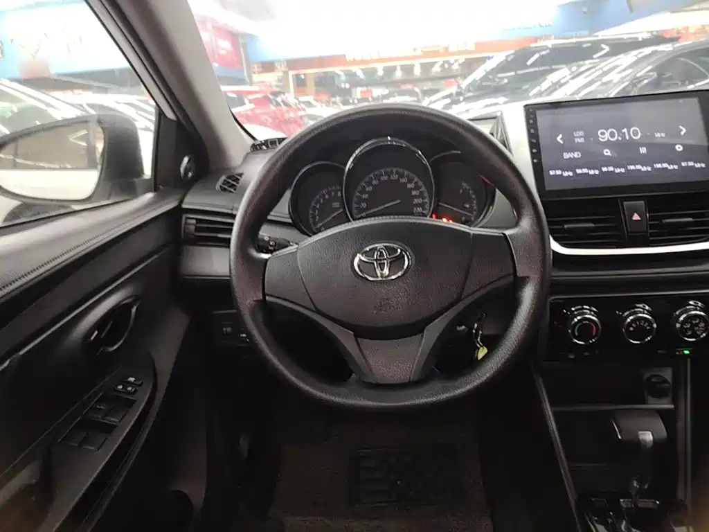 Toyota Yaris L 2017 — фото 11