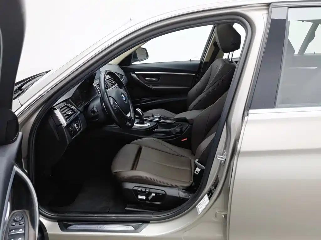 BMW 3 Series 2018 — фото 10