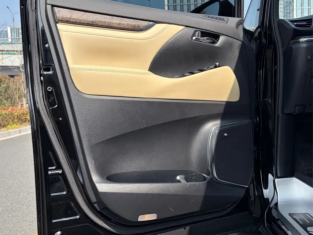 Toyota Alphard 2022 — фото 19