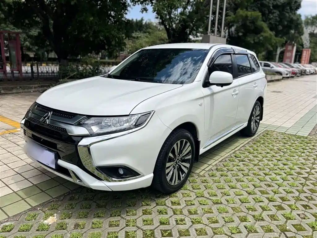 Mitsubishi Outlander 2021 — фото 2