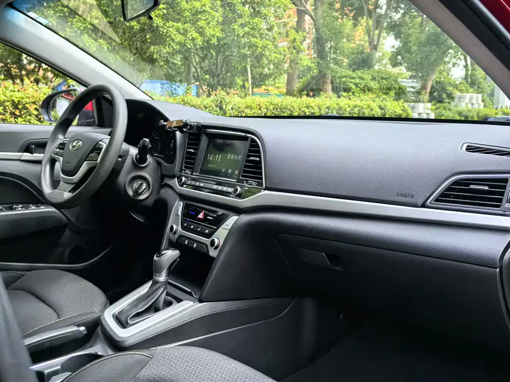 Hyundai Elantra 2016 — фото 13
