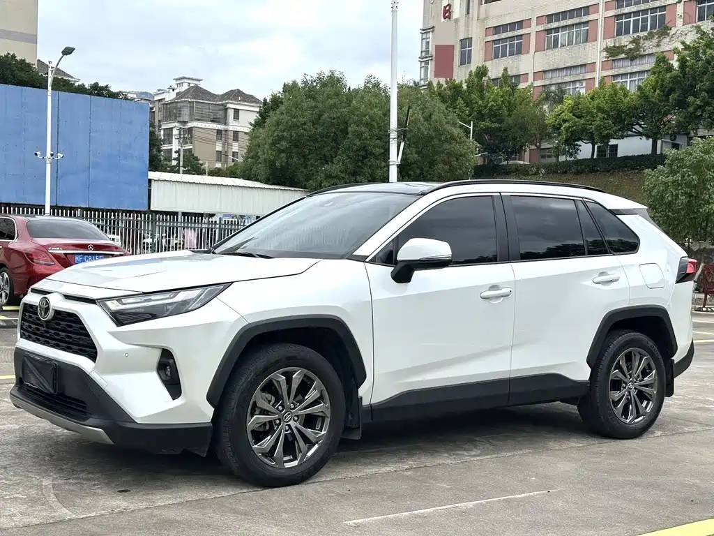 Toyota RAV4 2023 — фото 1