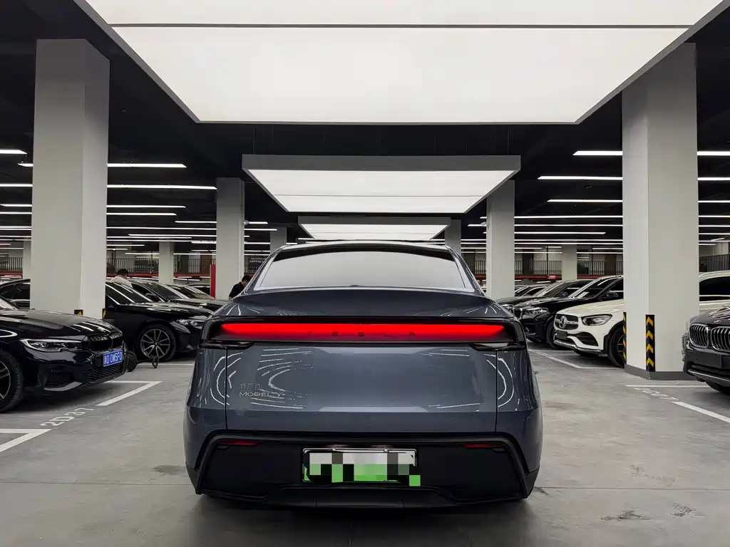 Tesla Model Y 2025 — фото 14