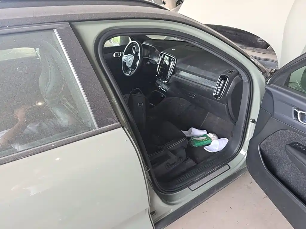 Volvo XC40 New Energy 2021 — фото 19