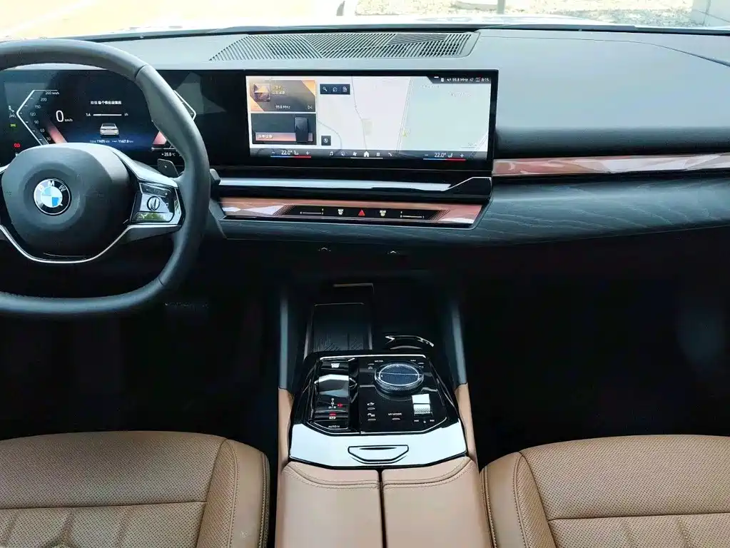 BMW 5 Series 2025 — фото 11
