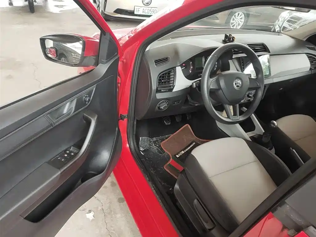 Skoda Fabia 2015 — фото 16
