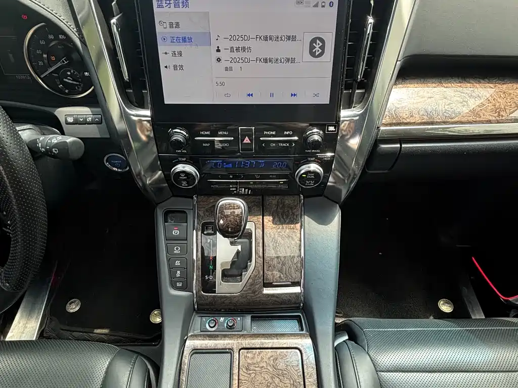 Toyota Alphard 2022 — фото 13
