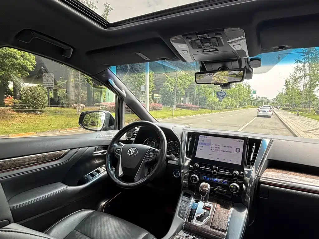 Toyota Alphard 2022 — фото 14