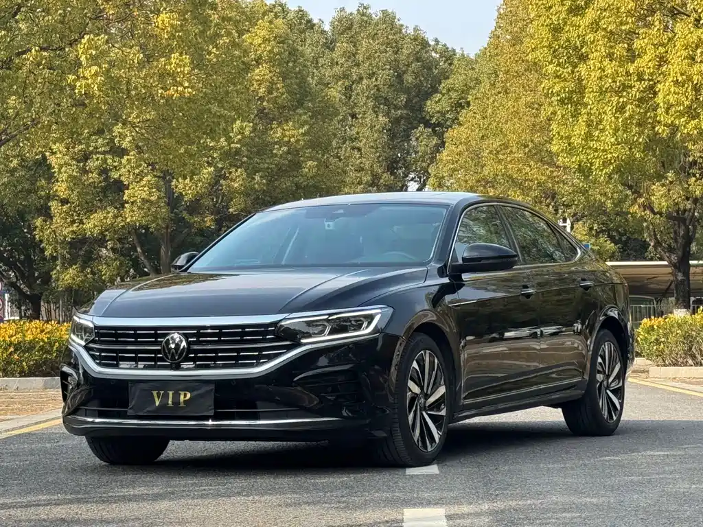 Volkswagen Passat 2023 — фото 1