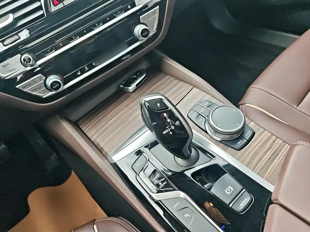 BMW 5 Series New Energy 2019 — фото 14