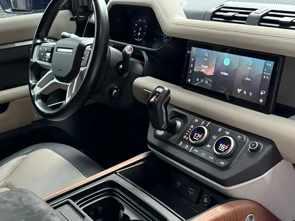 Land Rover Defender 2021 — фото 19