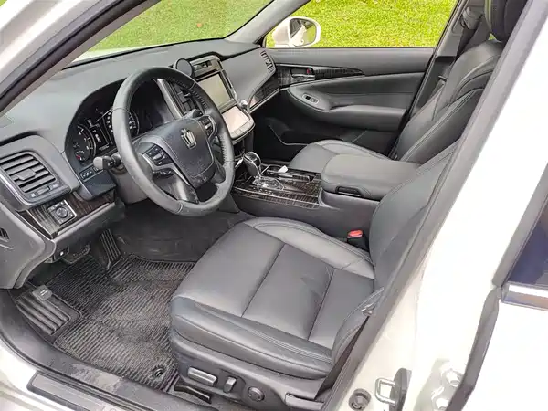 Toyota Crown 2015