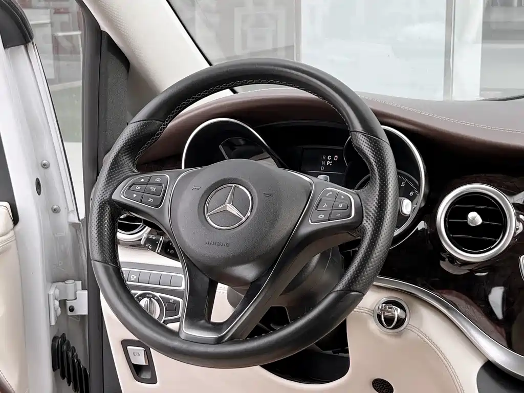 Mercedes-Benz V-Class 2020 — фото 13