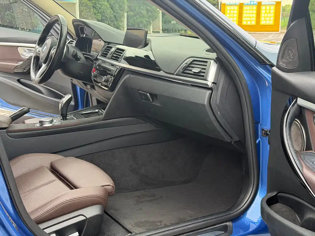 BMW 3 Series 2019 — фото 10