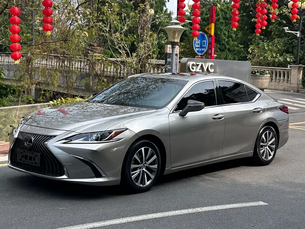 Lexus ES 2020 — фото 1