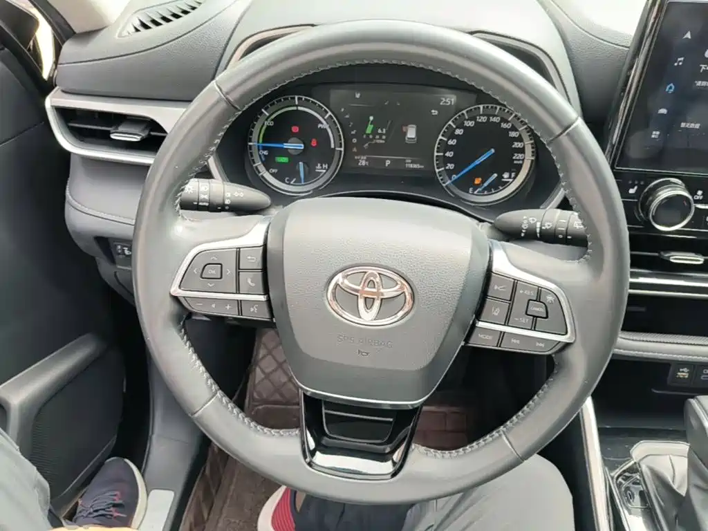 Toyota Highlander 2023 — фото 11