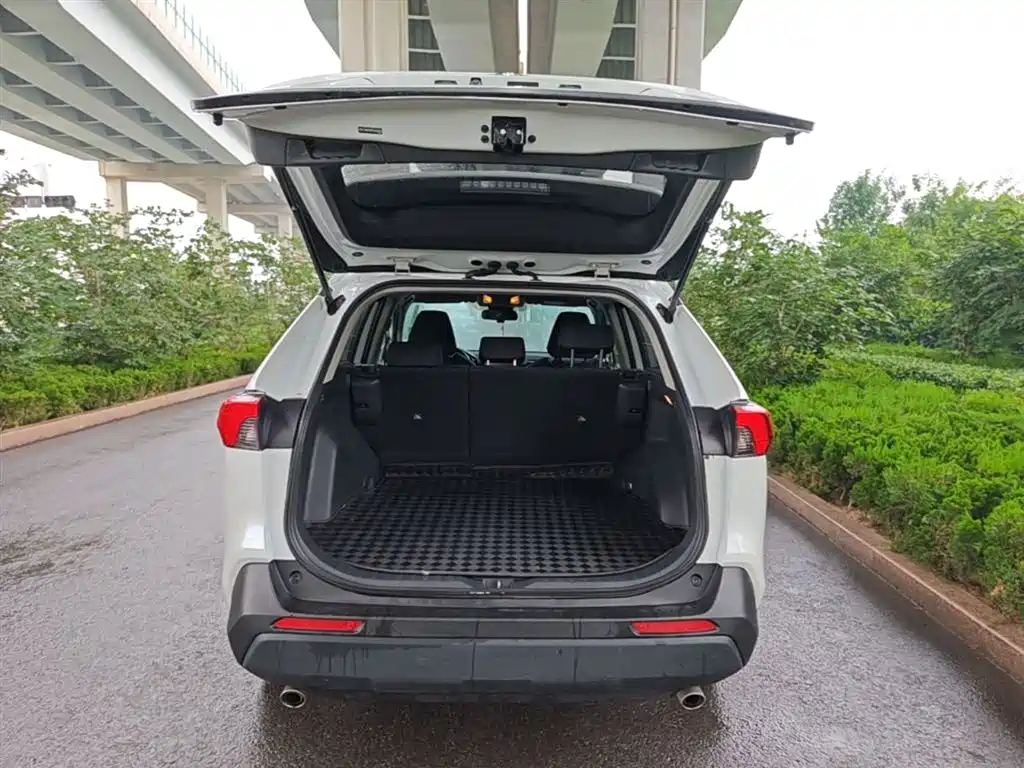 Toyota RAV4 2023 — фото 19