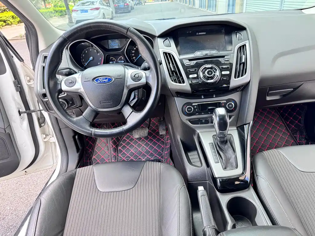Ford Focus 2012 — фото 10